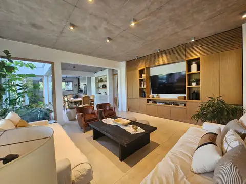 Casa en Venta con 6 cocheras