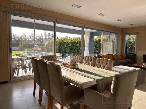 Casa en venta de 6 ambientes con pileta y vista al lago en La Comarca, General Pacheco Tigre