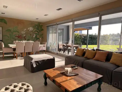 Casa en Venta con 5 cocheras