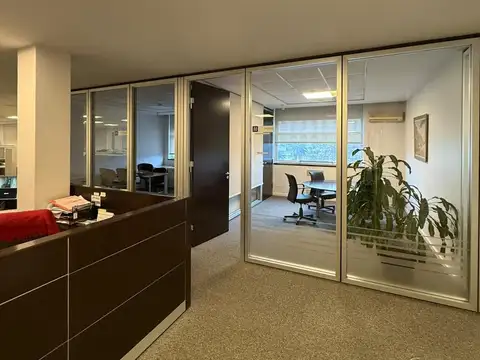 Oficina 16 ambientes con 3 baños