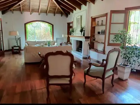 Casa en Venta con 3 cocheras