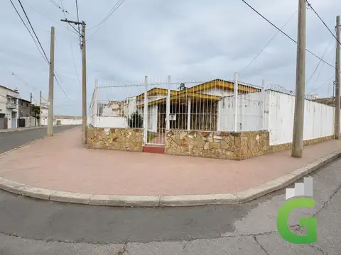 Casa en venta en esquina con cochera y patio | España 1551 – Macrocentro