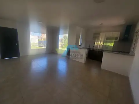 Casa en Alquiler con 3 cocheras