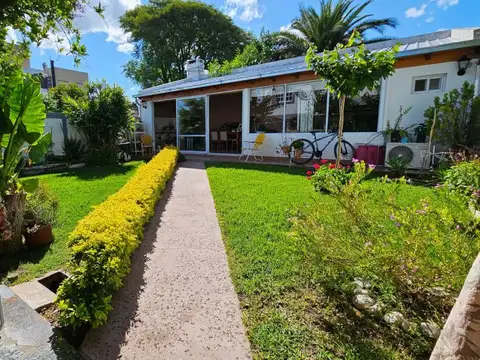 Duplex de 2 dormitorios con jardín, galería y quincho con parrillero! Magnífica ubicación! Sarm...