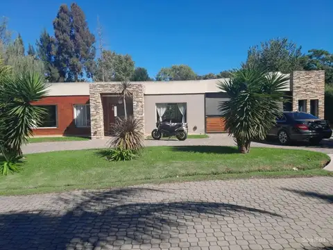Casa 4 ambientes con 5 baños