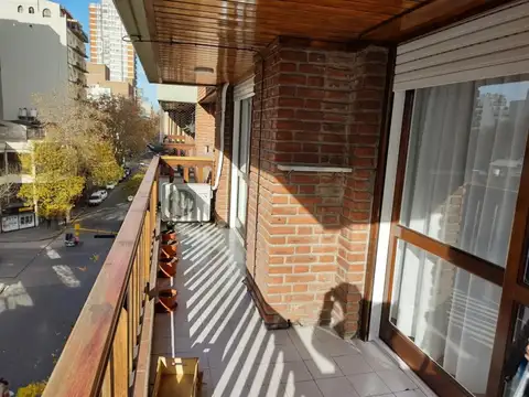 4 AMBIENTES CON BALCÓN A LA CALLE Y COCHERA