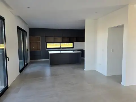 Casa 5 ambientes con 4 baños