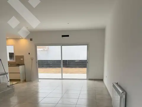 Depto Tipo Casa en Alquiler con 1 cocheras