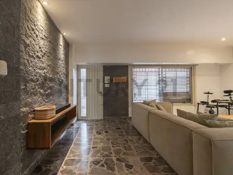 Venta-Permuta Casa 5 Ambientes en Venta con Patio, Pileta, Terraza y Cochera | Flores