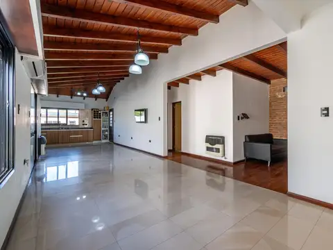 VENTA - Casa domotizada - 2 dormitorios - Jardín, Pileta y Quincho - Villa Elvira, Funes