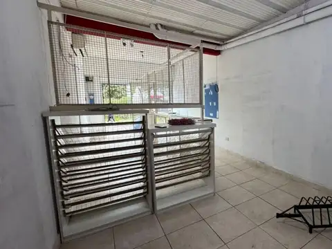 Impecable local amueblado!