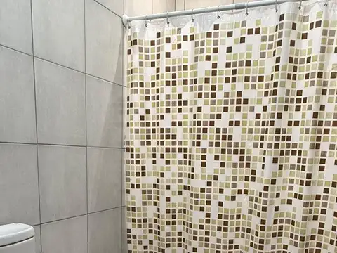 VENTA CASA UN DORMITORIO + 8 COCHERAS