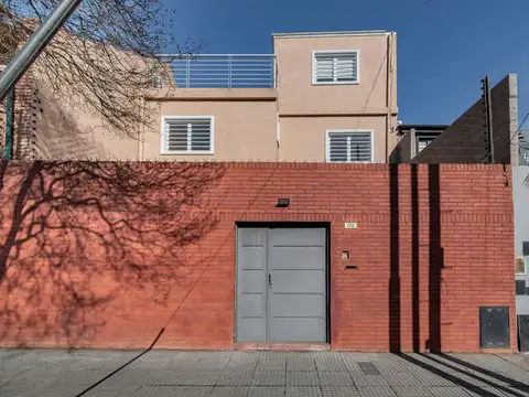 Casa 5 Ambientes. 2 Patios. Terraza. Playroom. 3 Baños completos. Excelente Estado.