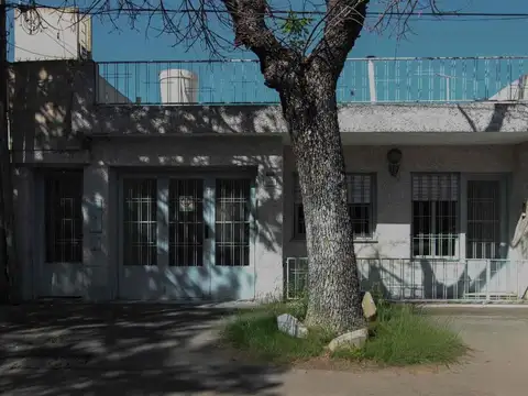 CASA EN VENTA DOS DORMITORIOS COCHERA