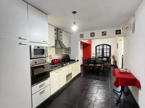 Casa en Venta con 2 cocheras