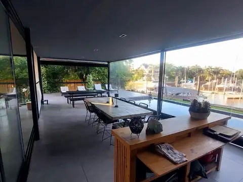 Casa en Alquiler Temporal con 4 cocheras