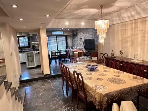 CASA DE 8 AMB EN MATADEROS CON GARAGE PARA 2 AUTOS Y FONDO