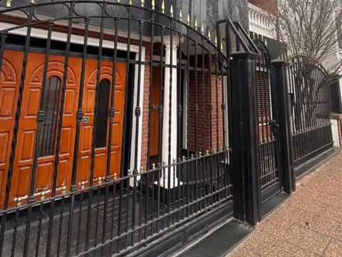 CASA DE 8 AMB EN MATADEROS CON GARAGE PARA 2 AUTOS Y FONDO