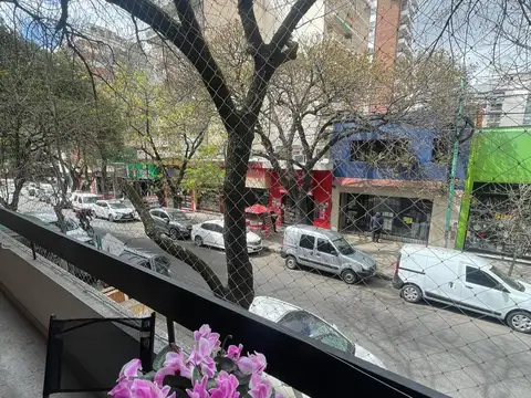 Semipiso de 3 amb al frente con balcón y terraza privada reciclado a nuevo. Excelente zona. Bajísimas expensas.