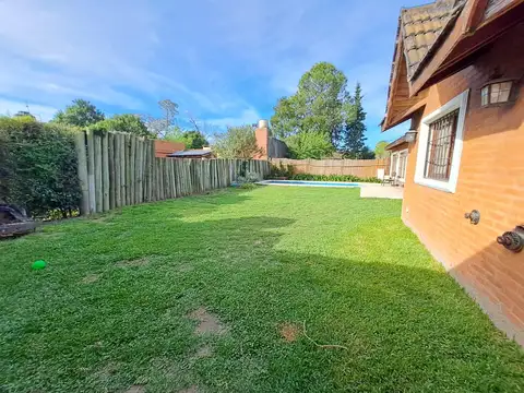 Casa 4 ambientes con 2 baños