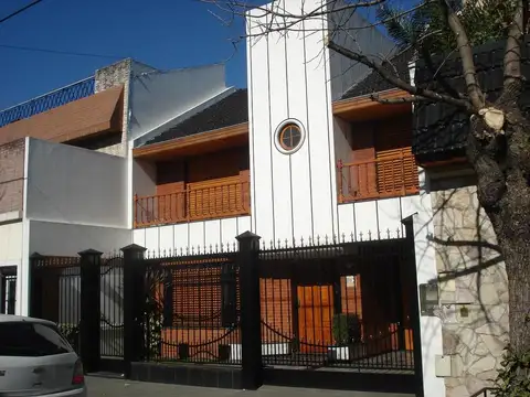 MATADEROS. J.LEON SUAREZ 1800 Casa 5 ambientes en 2 plantas con terraza quincho y parrilla