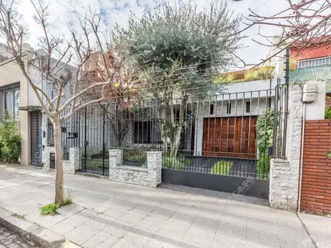 Roque Pérez 3800 - Saavedra - Hermosa Casa 5 amb c/Jardín , piscina y cochera .