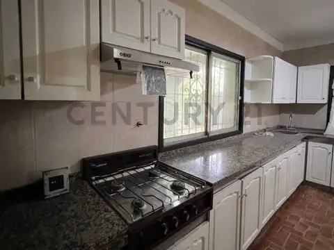 Casa en Alquiler con 4 cocheras