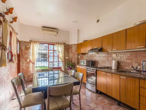 Casa . Venta . Villa Gral. Mitre . 7Amb . Pileta . Parrilla .