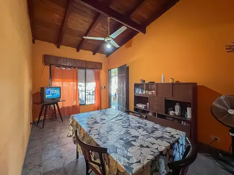 Casa 4 ambientes con 2 baños