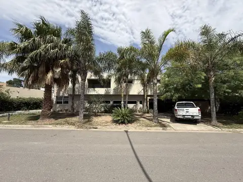 VENTA – Casa de 5 dormitorios con pileta climatizada en Jardín Inglés, Valle Escondido