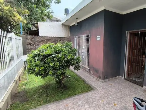 CASA 3 AMB. SALIDA A DOS CALLES, JARDIN Y QUINCHO,