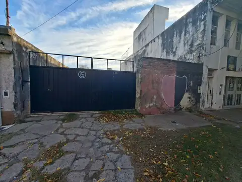 Cochera en funcionamiento + galpón con fosa + lote 454 m²