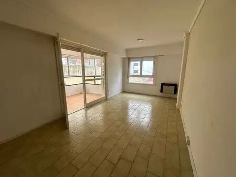 Departamento 3 ambientes lateral con cochera y baulera.