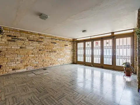 Casa 8 ambientes con 2 baños