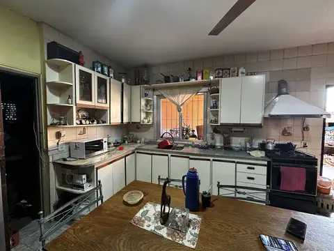 Casa 3 ambientes + departamento independiente a mts de la plaza La Paz en Jose C. Paz