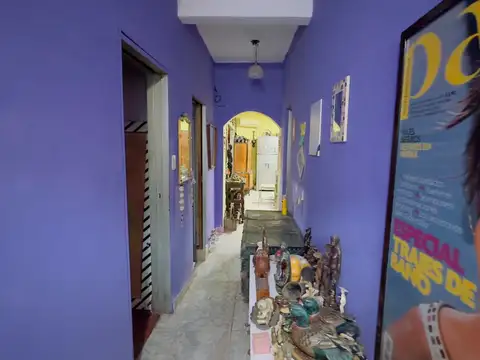 Amplia propiedad en venta de 3 amplios ambientes + dpto con entrada independiente.