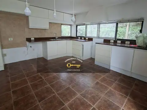 Casa en Alquiler con 2 cocheras