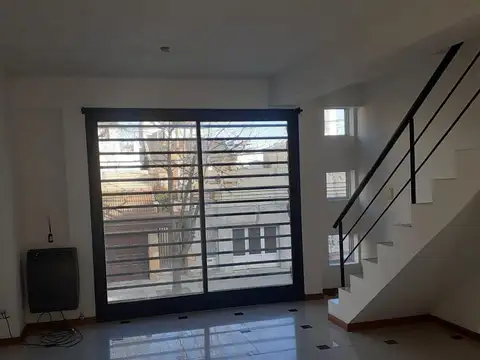 Depto Tipo Casa en Alquiler de 3 ambientes