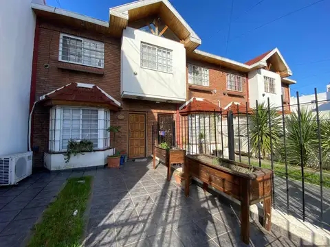 Duplex en alquiler de 4 ambientes con espacio guardacoche y patio