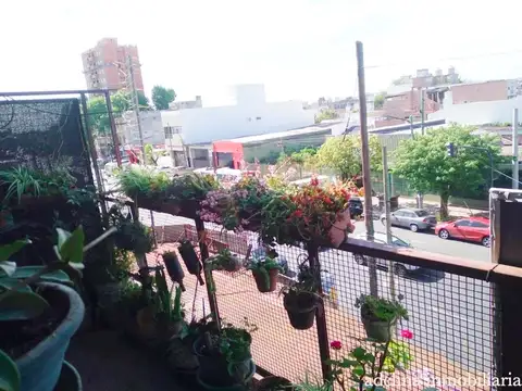 Depto 1 ambiente con cocina separada, lavadero y balcón corrido