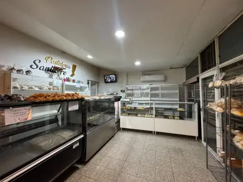 LOCAL CON CASAS  Y COCHERAS  EN VENTA LA PLATA