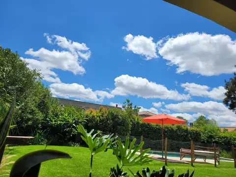 Casa en Alquiler con 2 cocheras