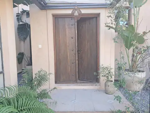 Casa en Alquiler con 2 cocheras