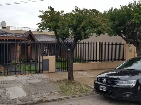 EN VENTA HERMOSO CHALET DE 4 AMBIENTES EN EL PALOMAR + QUINCHO CON PARRILLA - FICHA 7935