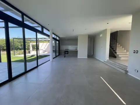 Casa 6 ambientes con 2 baños