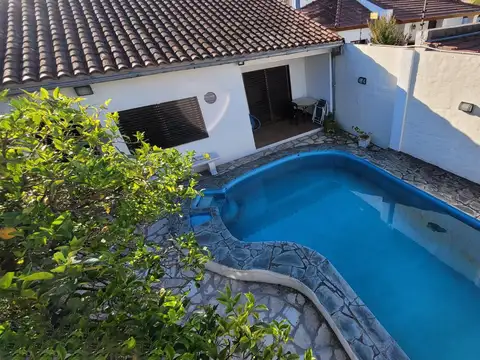 Chalet 3 amb c/cochera - patio c/pileta   dep 2 amb- Castelar