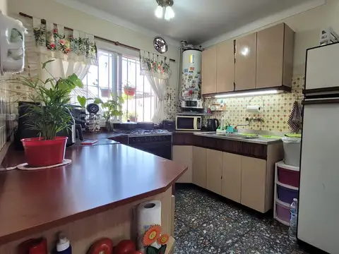 Chalet 3 amb c/cochera - patio c/pileta   dep 2 amb- Castelar