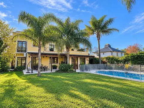 Casa en Venta con 5 cocheras