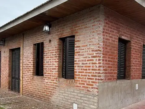 Bosque Alegre. Casa de tres ambientes con parque