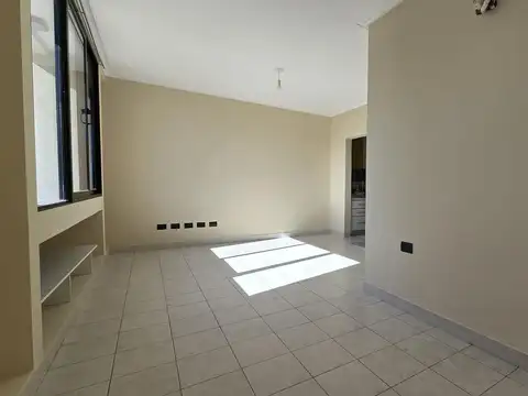 A pasos de la Costanera, dos dormitorios con placard, estar comedor, cocina, extractor y alacena